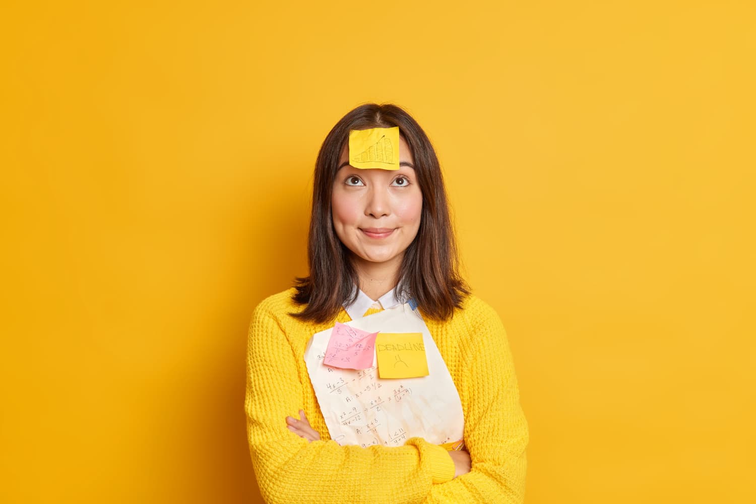 Nachdenkliche Person mit Post-it Stickern