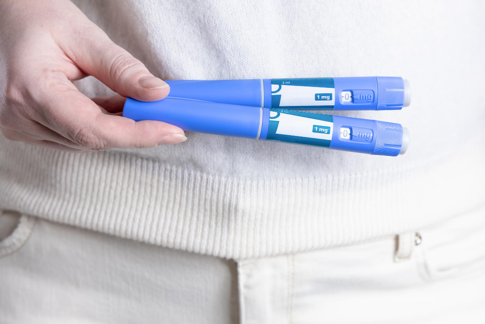 Hand hält Abnehmspritze Ozempic Pen